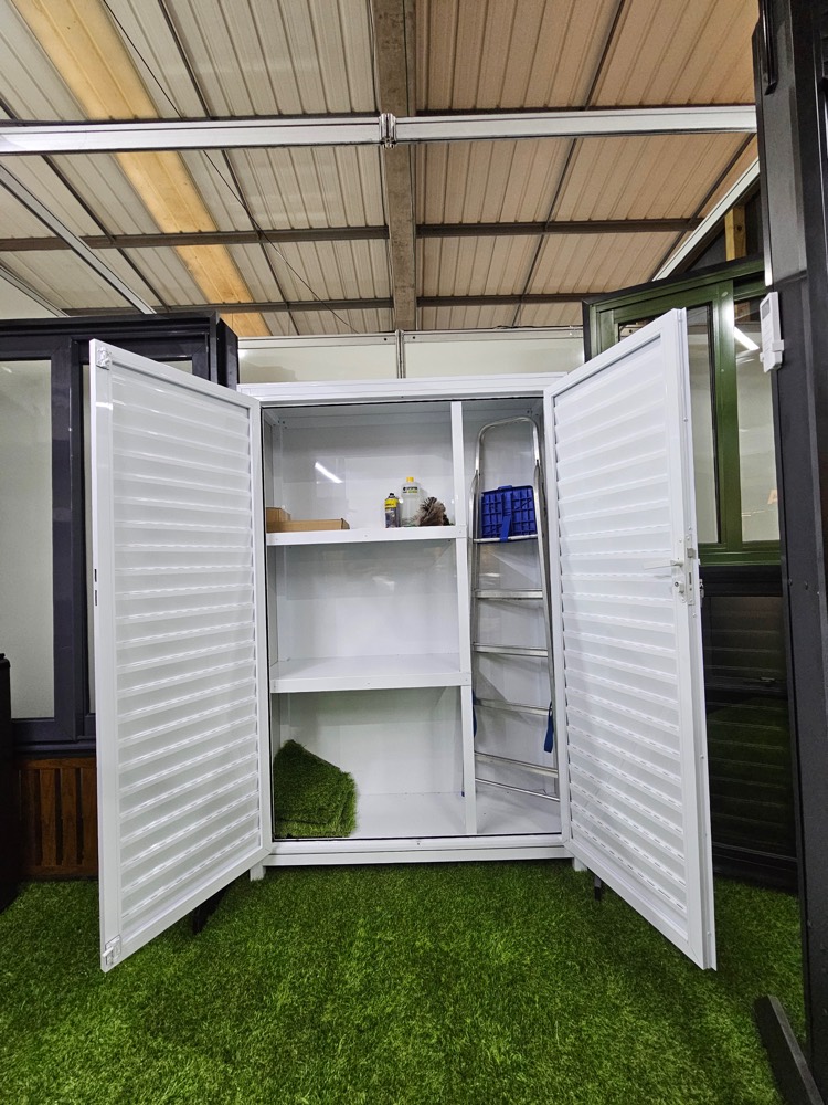 Armário de garagem branco com portas ventiladas e prateleiras