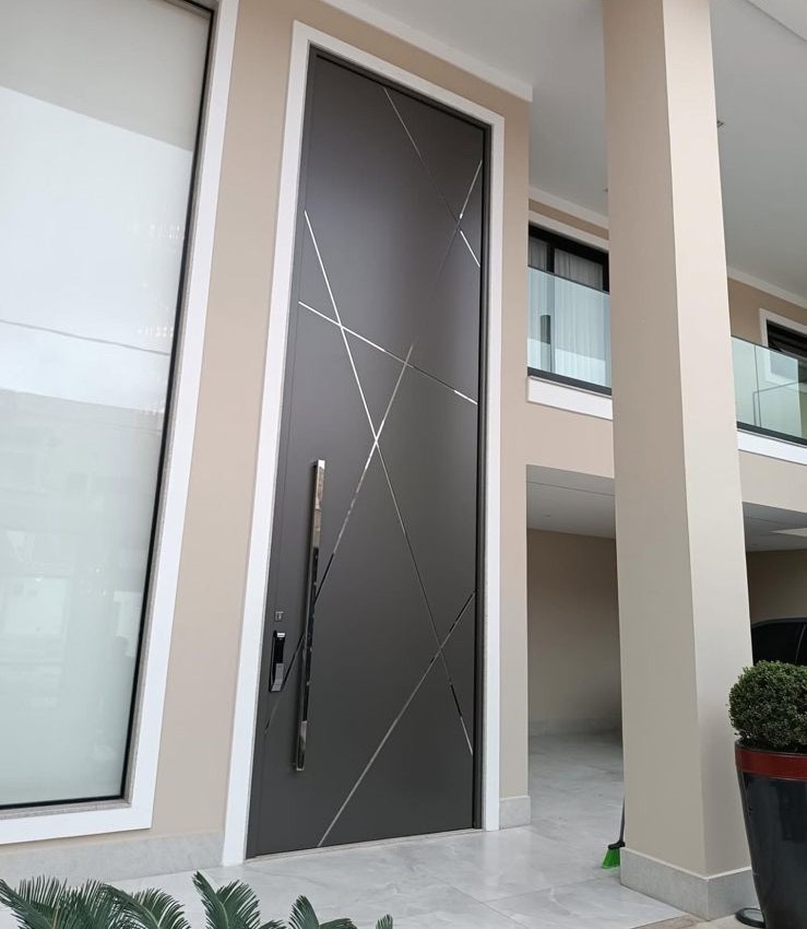 Big door em ACM escuro na entrada de uma casa