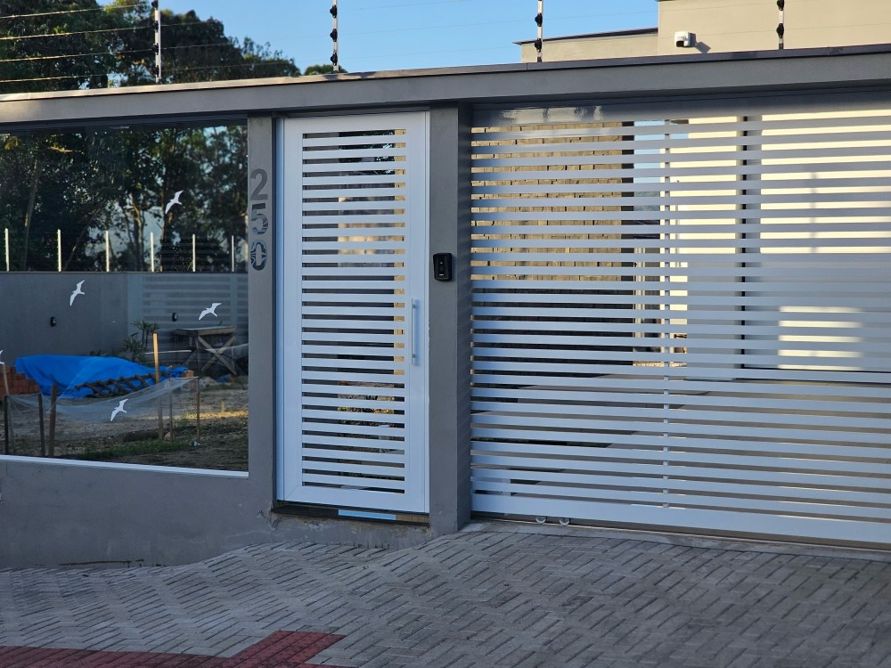 Portão e cerca de alumínio branco com lâminas horizontais