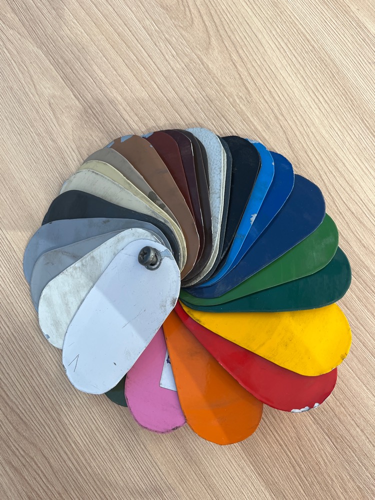 Leque de amostras de cores de alumínio sobre piso de madeira