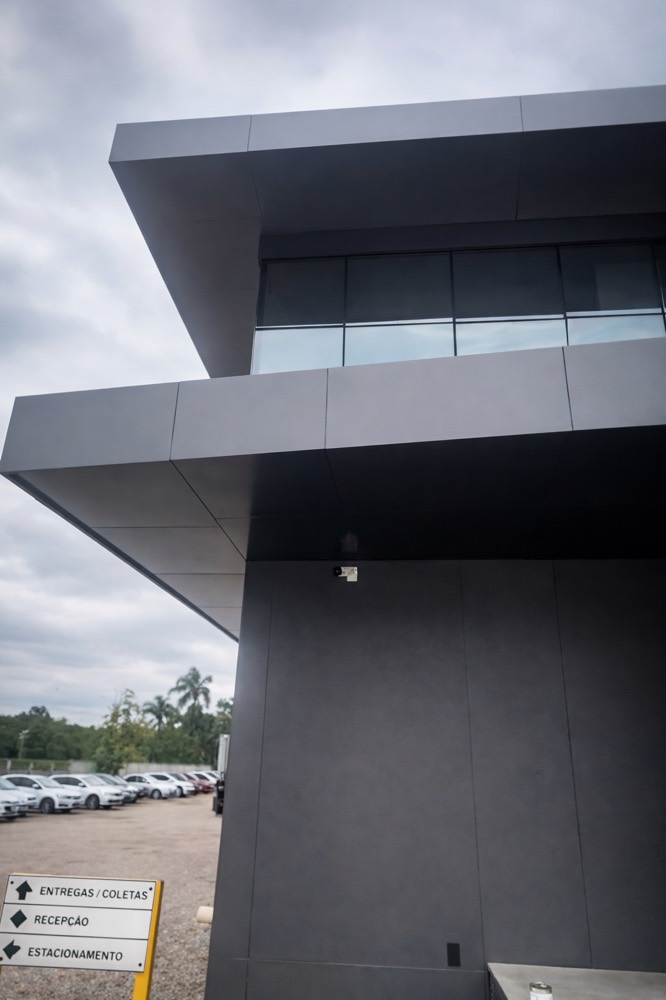Fachada de prédio com platibanda revestida em ACM cinza