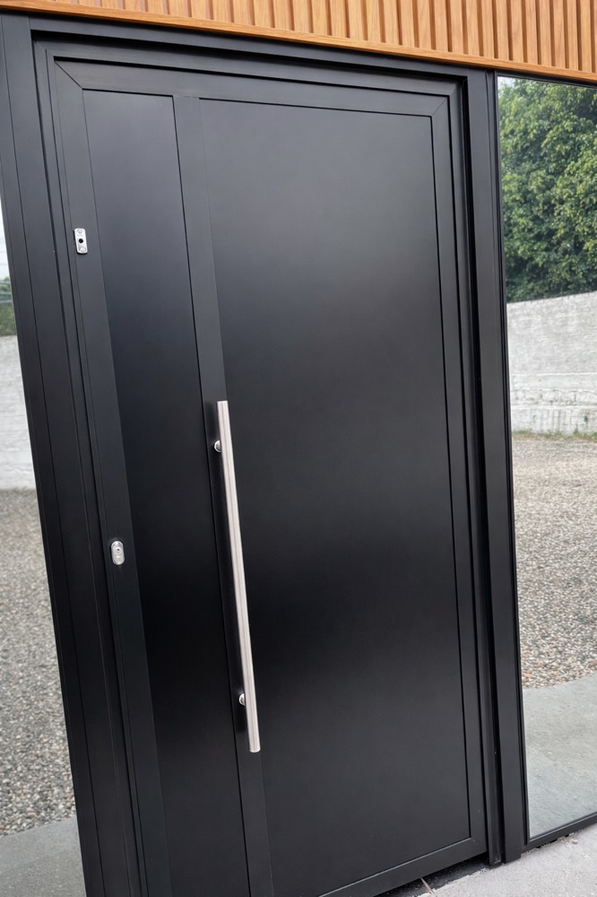 Porta preta em ACM com puxador vertical