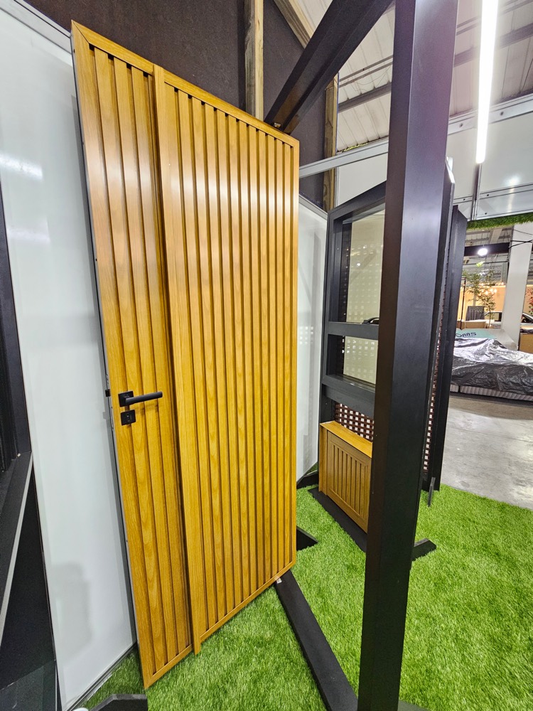 Porta ripada em alumínio com acabamento amadeirado claro